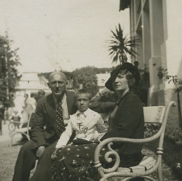 KKE 5360.jpg - Fot. Rodzinne. Rodzina Lorek. Franciszek Lorek i Józefa Lorek (z domu Mrygłodowicz) z synem Jurkiem Lorek, Lwów, lata 30-te XX wieku.